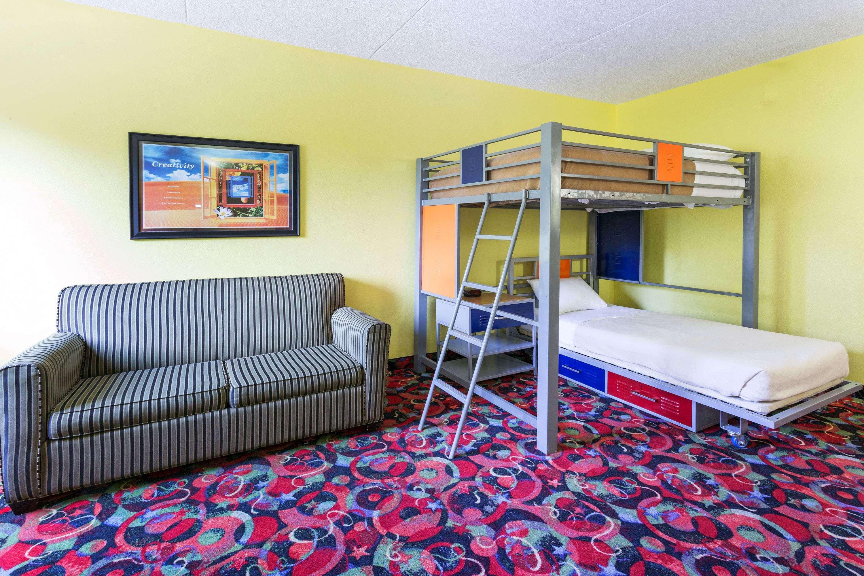 Ramada By Wyndham Bettendorf Εξωτερικό φωτογραφία