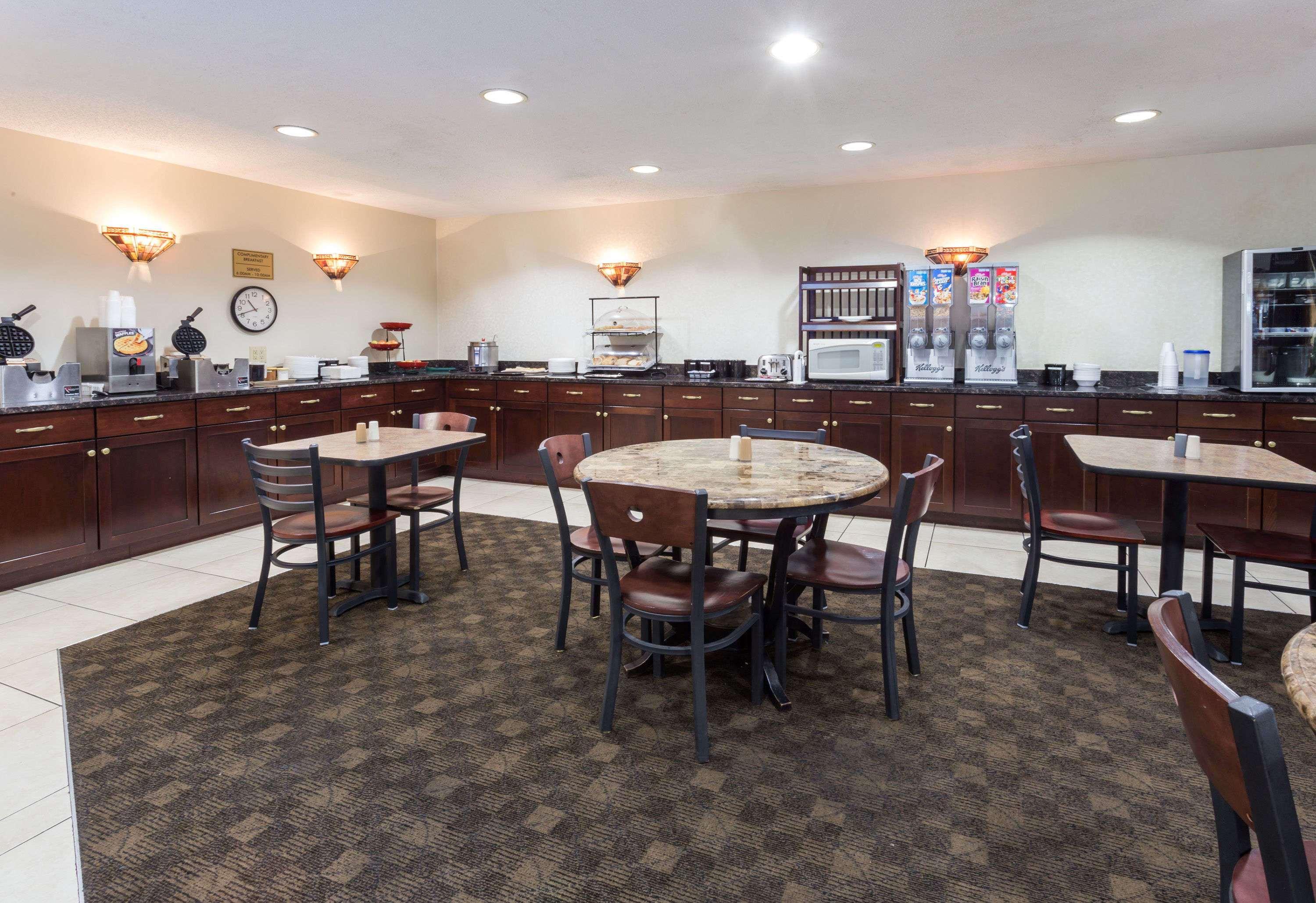 Ramada By Wyndham Bettendorf Εξωτερικό φωτογραφία