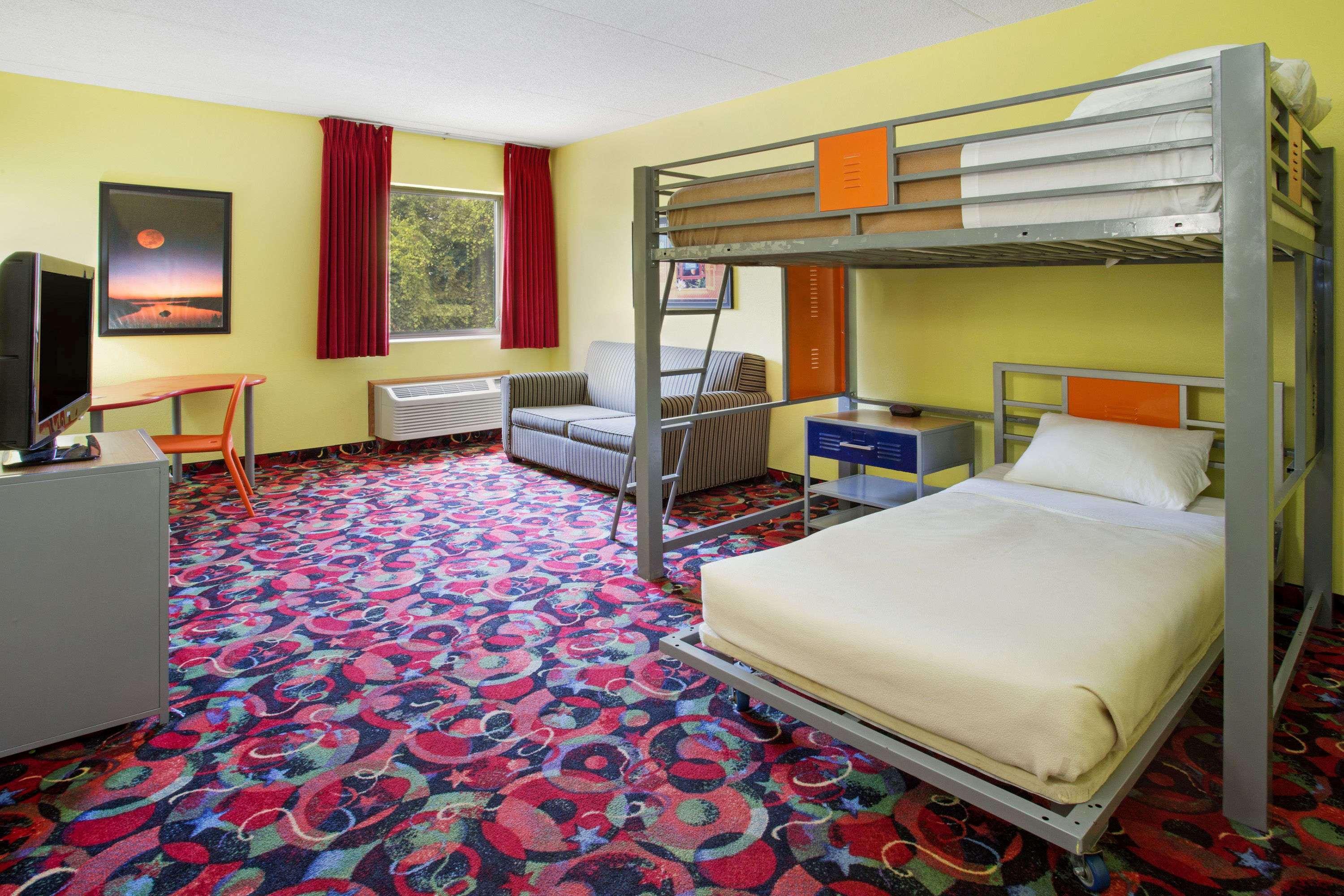 Ramada By Wyndham Bettendorf Εξωτερικό φωτογραφία