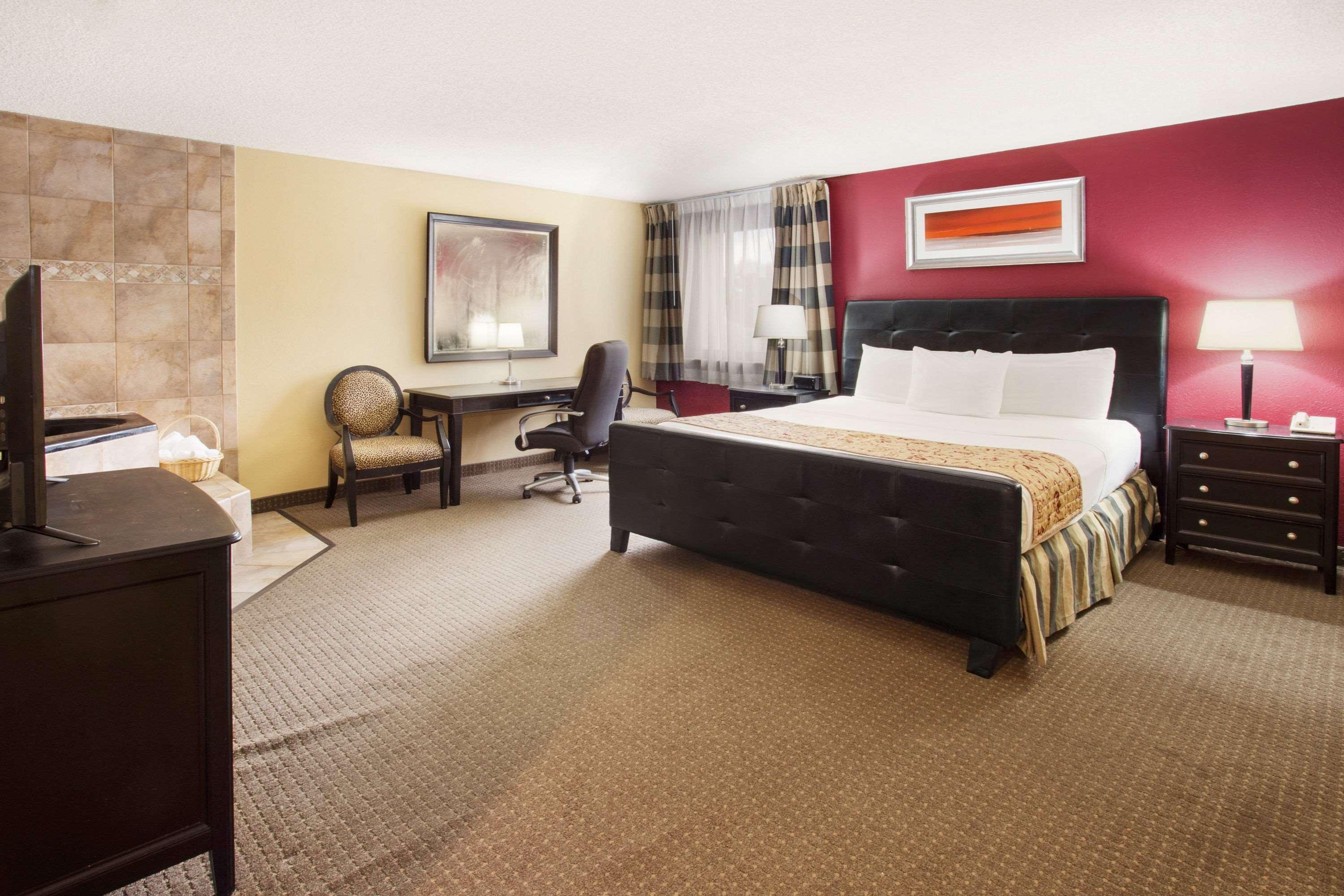 Ramada By Wyndham Bettendorf Εξωτερικό φωτογραφία