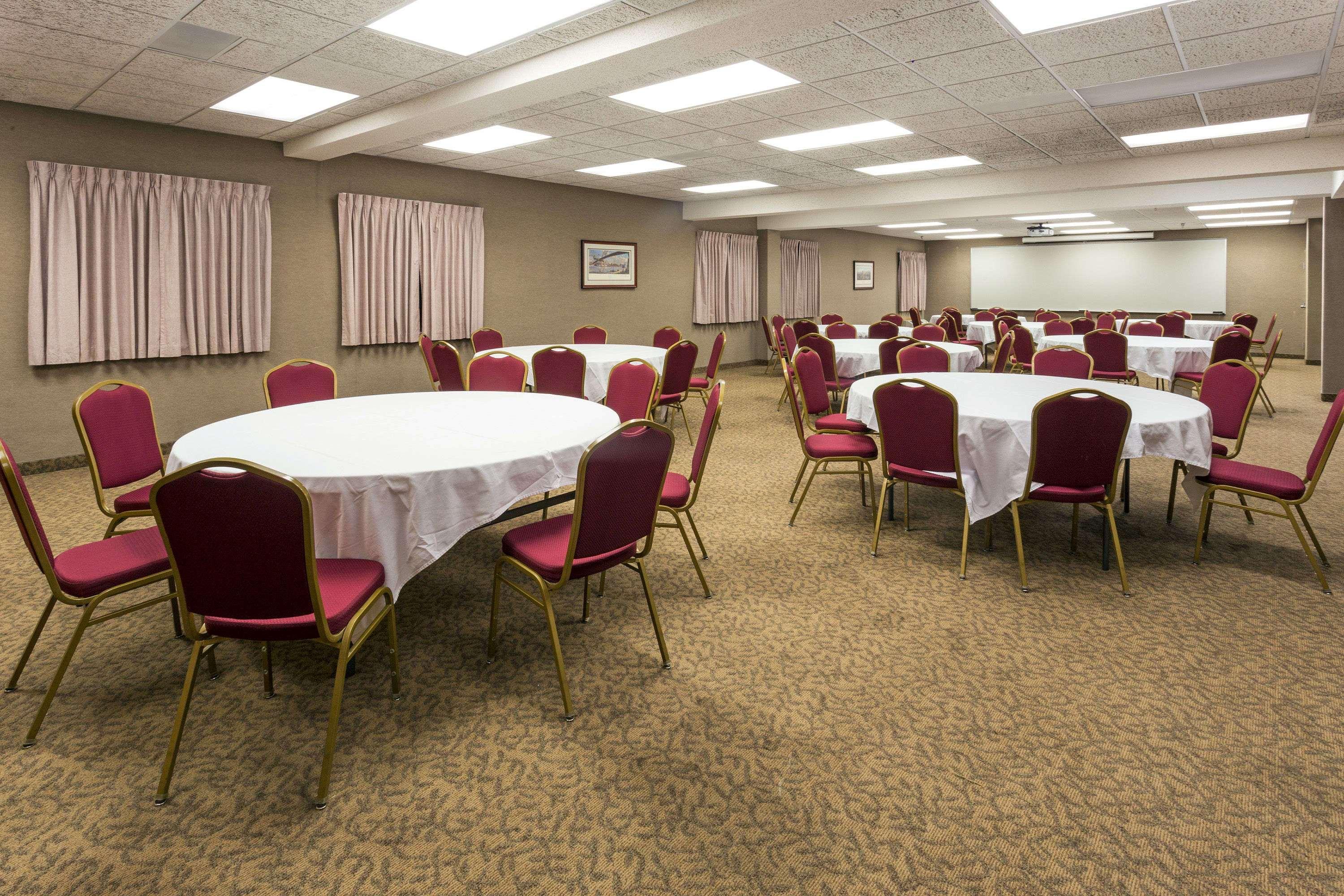 Ramada By Wyndham Bettendorf Εξωτερικό φωτογραφία