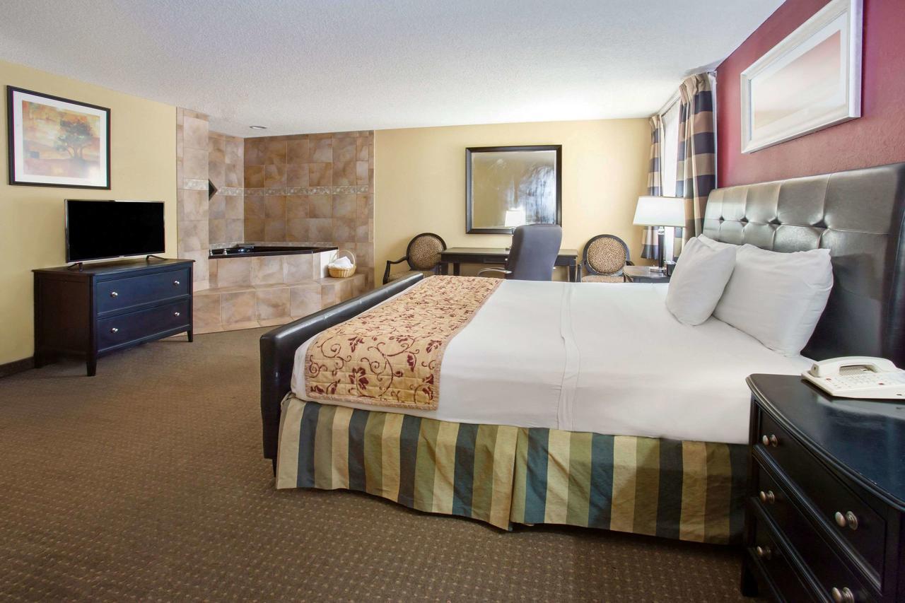 Ramada By Wyndham Bettendorf Εξωτερικό φωτογραφία